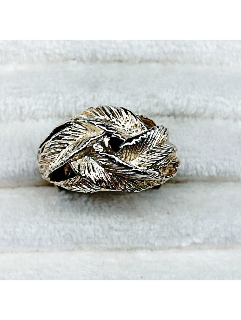 7351gc. Goldtone Adjustable Ring Feathers